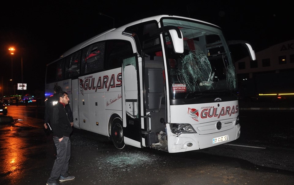 Antalya'da yolcu otobüsü ile minibüs çarpıştı: 1 ölü - 1