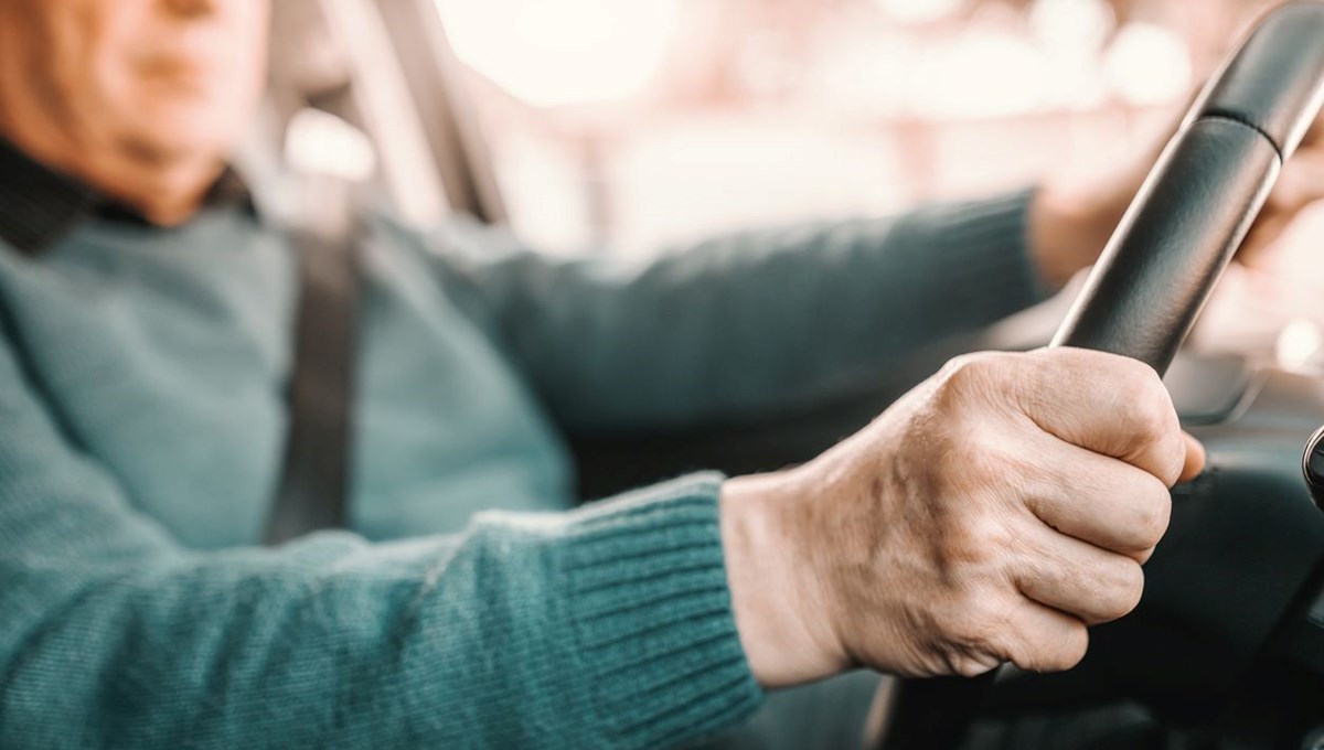 70 yıldan fazla ehliyetsiz araba kullanan adam yakalandı 70 yıldan fazla ehliyetsiz araba kullanan adam yakalandı