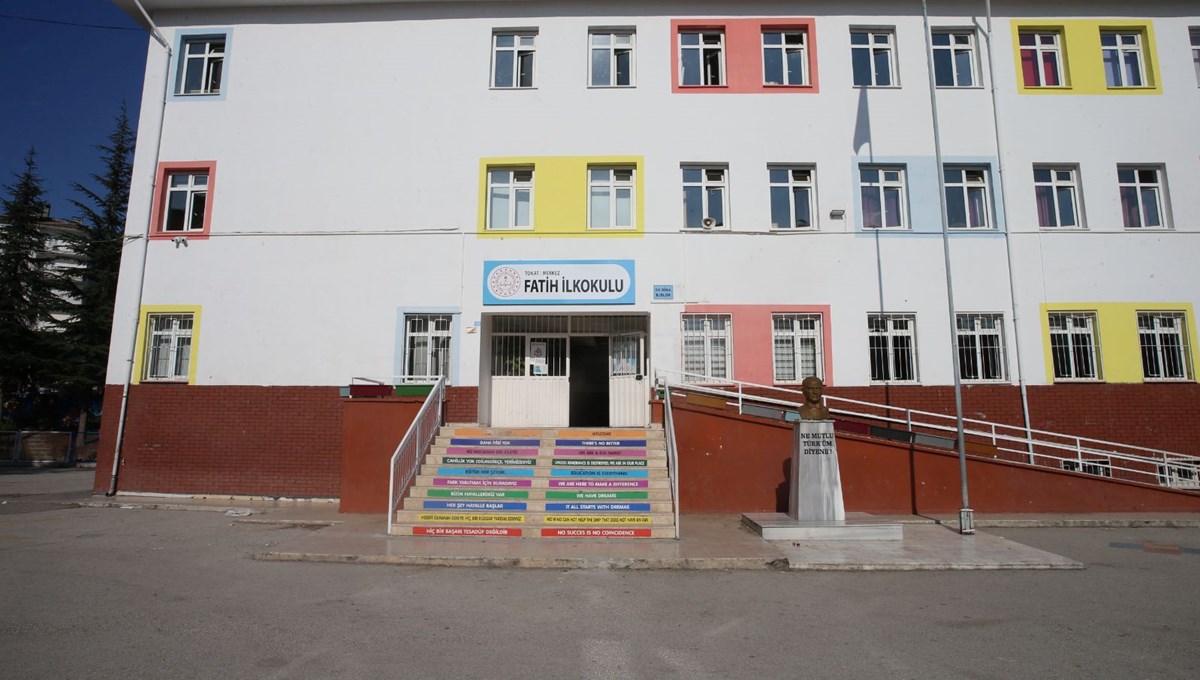 Tokat'ta veli şiddeti: Okulu basıp, öğretmenin yakasına yapıştı Tokat'ta veli şiddeti: Okulu basıp, öğretmenin yakasına yapıştı