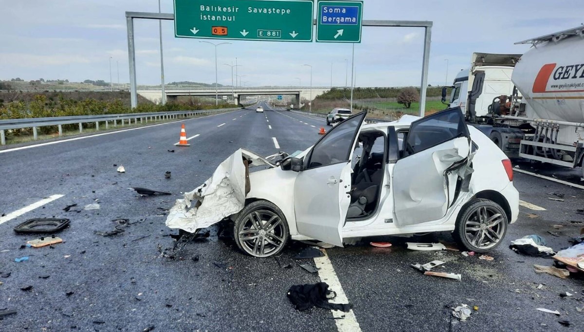 Manisa'da otomobil, park halindeki tankere çarptı: 2 ölü