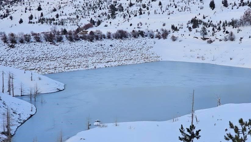 Akdeniz'in Sibirya'sında gölet dondu