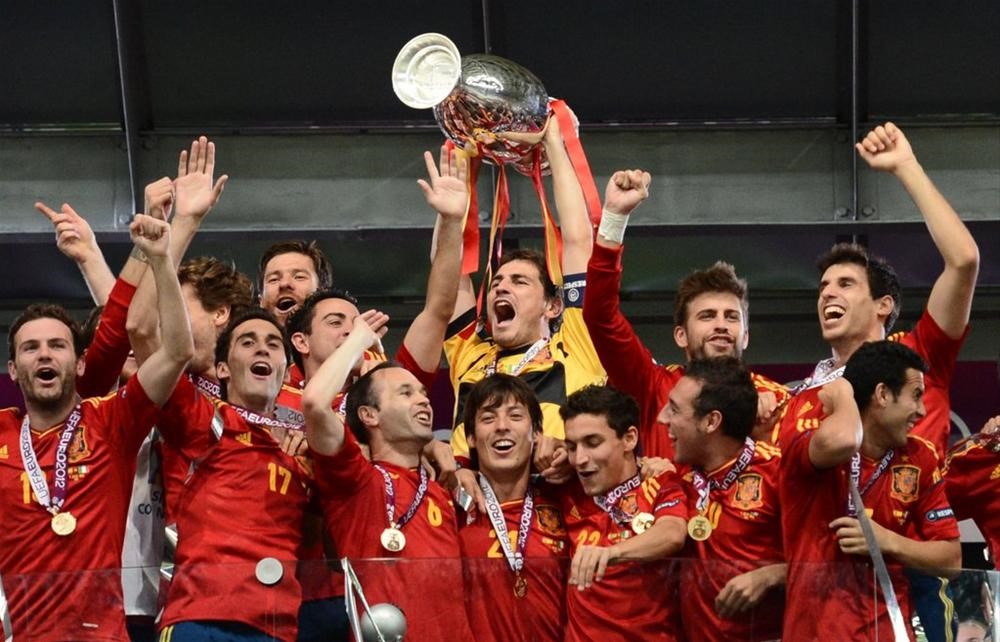 Сборная команда испания 2010. Сборная испании 2008-2012. Евро 2012 чемпионы. Испания была чемпионом. Испания была чемпионом.