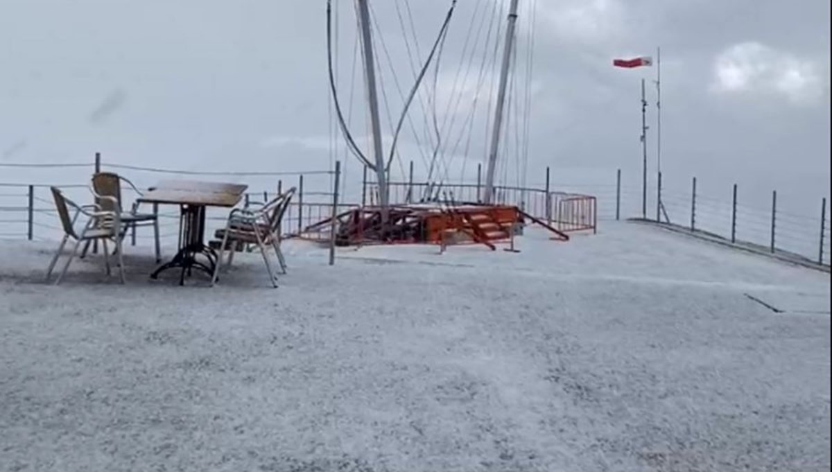 Kemer’in yüksek kesimlerine kar yağdı