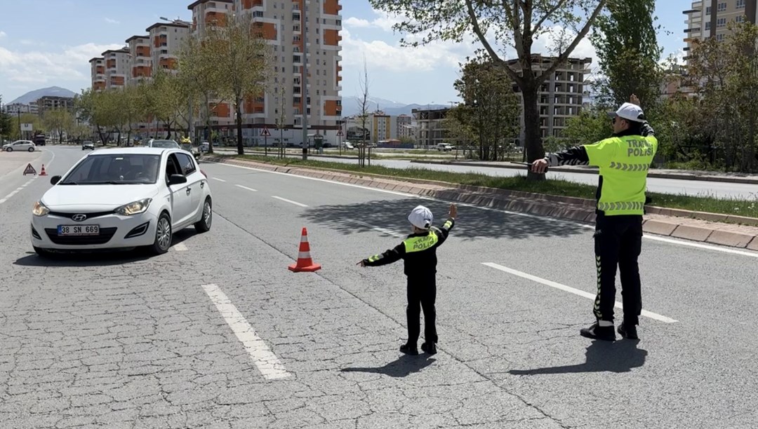 23 Nisan'da çocuklar trafik polisi oldu