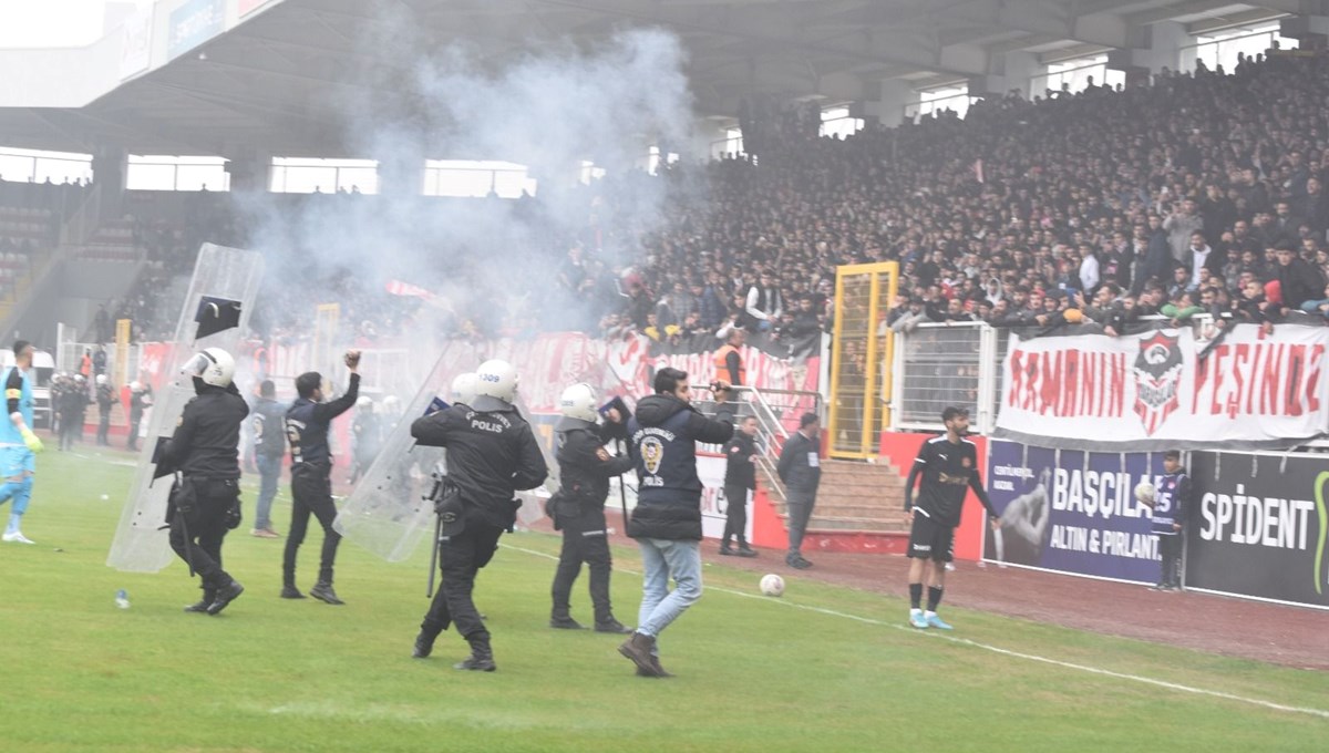 Batman Petrolspor-Şanlıurfaspor maçı saha olayları nedeniyle tatil edildi