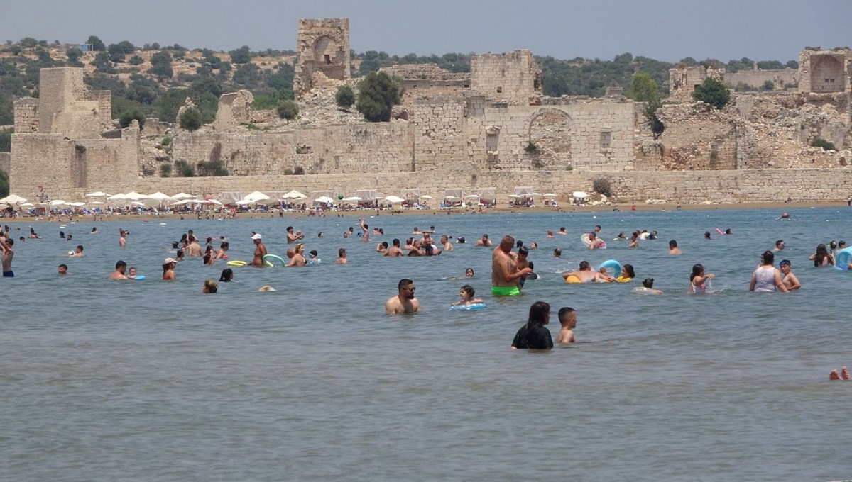 Bayram tatiliyle Kızkalesi'nde deniz keyfi