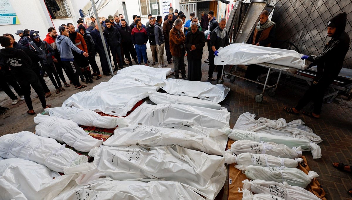 İsrail'in Gazze'deki saldırılarında ölenlerin sayısı 18 bin 412'ye yükseldi İsrail'in Gazze'deki saldırılarında ölenlerin sayısı 18 bin 412'ye yükseldi