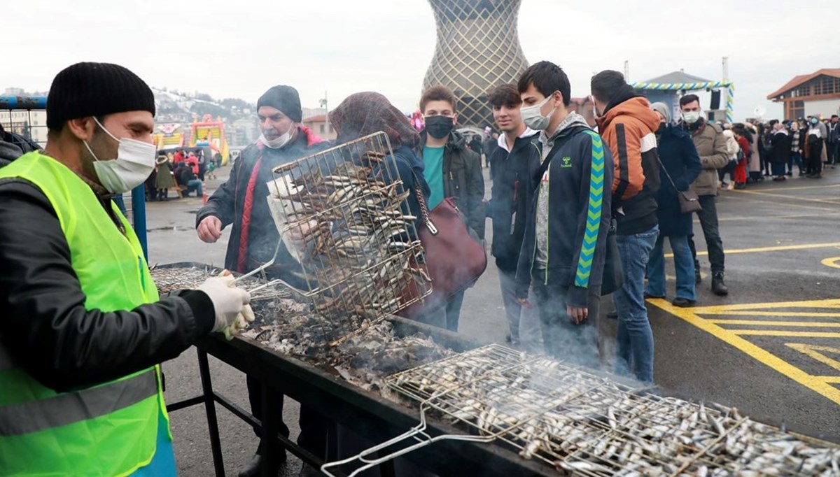 Rize'de üç günde ayıklanan 2,5 ton hamsi festivalde iki saatte tüketildi