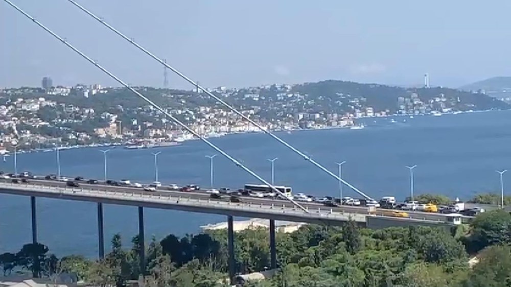 Arızalanan metrobüs yolcuları köprü üstünde indirdi - 3