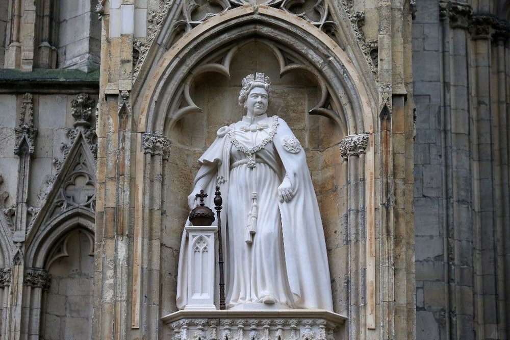 Ölümünün ardından Kraliçe Elizabeth'in ilk heykeli gösterildi - 3