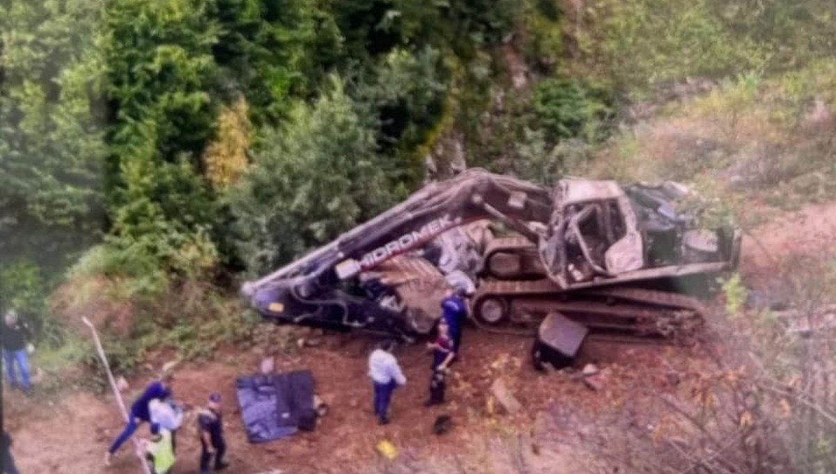 Artvin’de iş makinesi yüklü TIR şarampole yuvarlandı: 2 kişi hayatını kaybetti Artvin’de iş makinesi yüklü TIR şarampole yuvarlandı: 2 kişi hayatını kaybetti
