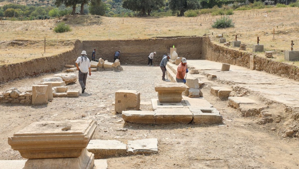Metropolis Antik Kenti'nde yeni bulgu: 1800 yıllık yapı bulundu
