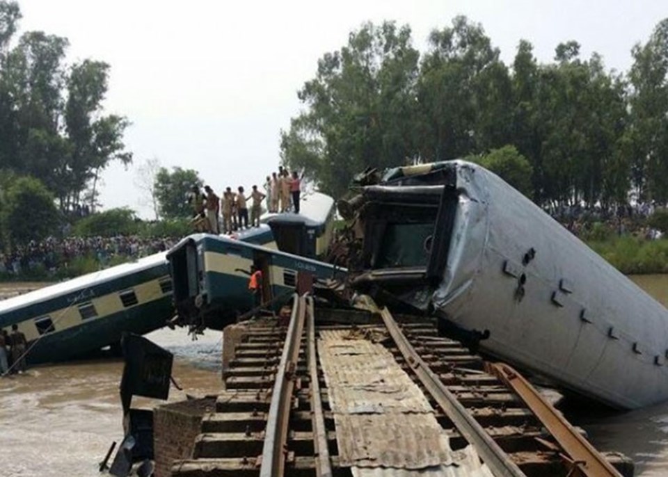 Pakistan'da üzerinden tren geçen köprü çöktü: 19 ölü - 2