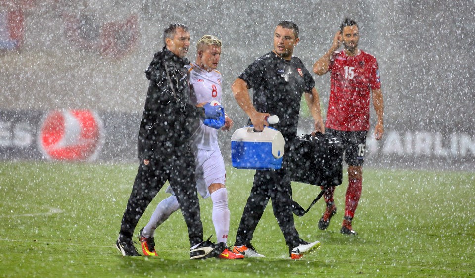Hüseyin Göçek'in yönettiği Arnavutluk-Makedonya maçı yarıda kaldı - 1