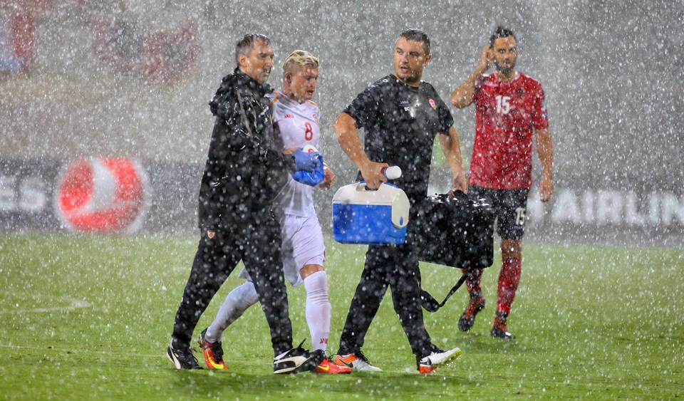 Hüseyin Göçek'in yönettiği Arnavutluk-Makedonya maçı yarıda kaldı - 1