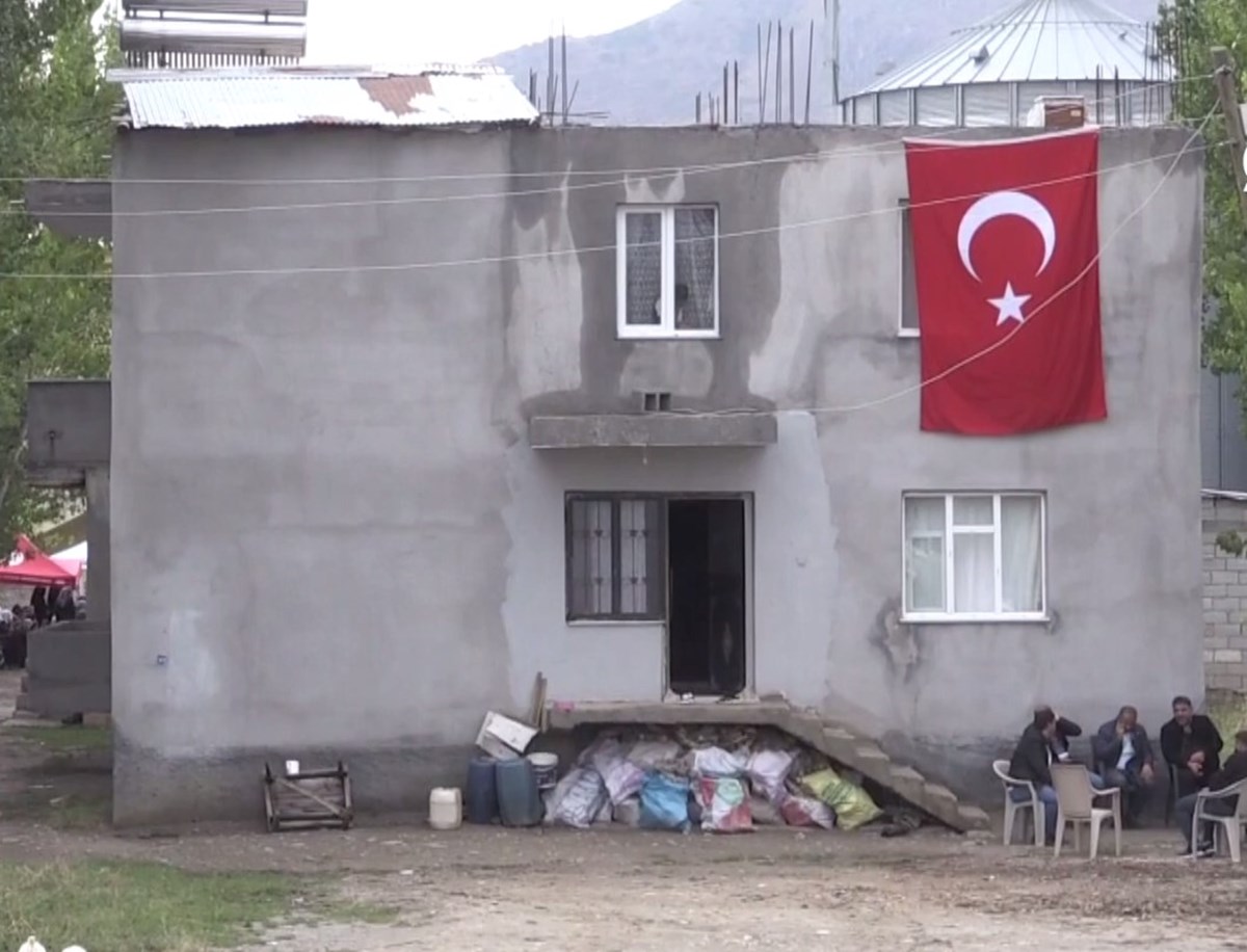 Şehidin babaevine Türk bayrağı asıldı. Şehidin babaevine Türk bayrağı asıldı.
