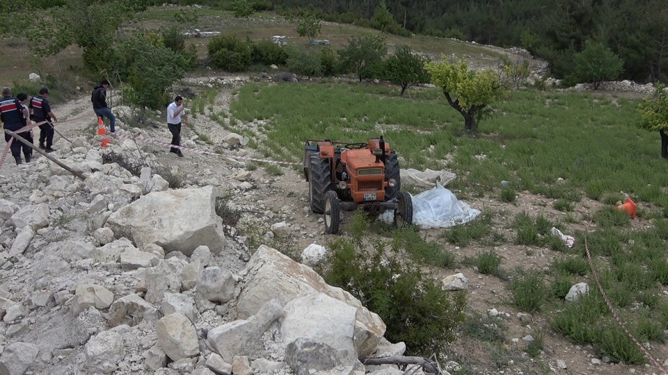 Traktör kazasında ölen kadın, babasıyla aynı kaderi paylaştı - 1