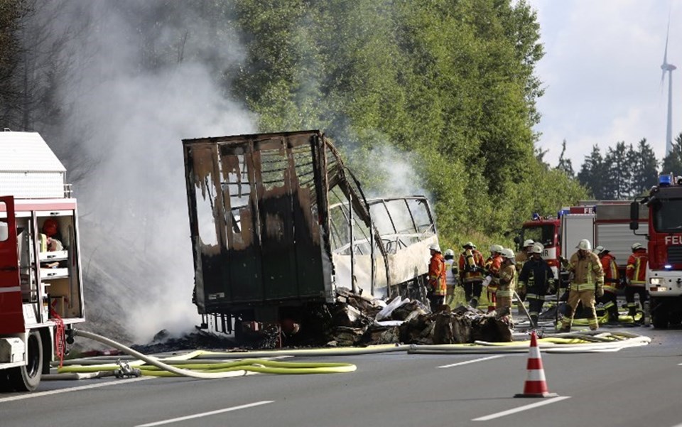 Almanya'da tur otobüsü alev alev yandı: 18 ölü! - 1