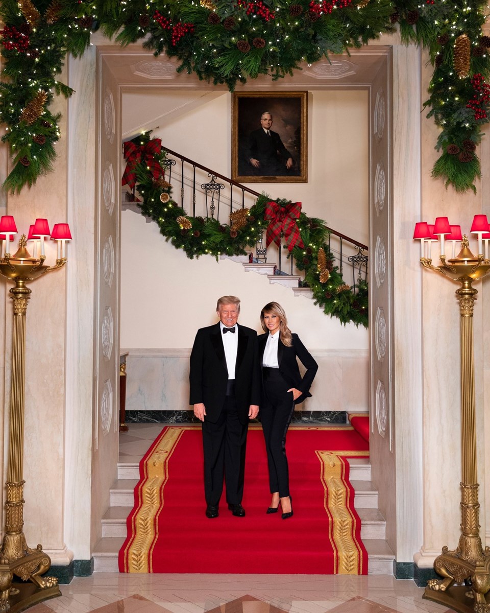 Trump çiftinden smokinli Noel pozu - 1