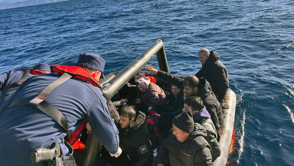 Yunanistan’ın ölüme ittiği 16’sı çocuk 51 göçmen kurtarıldı