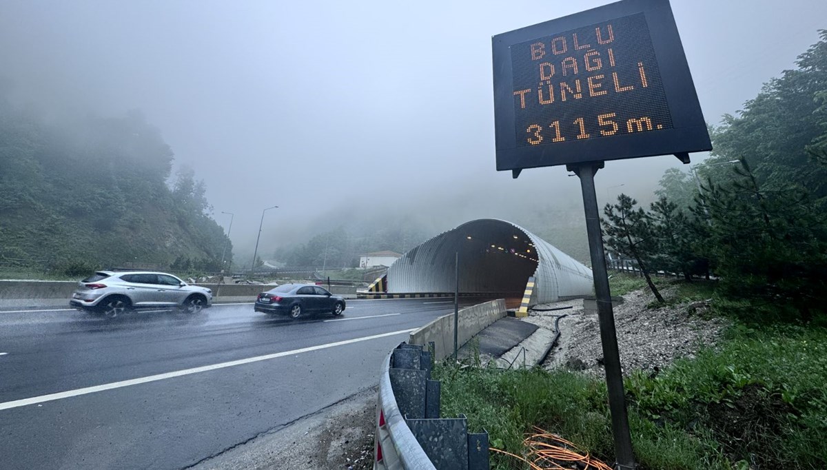 Bolu Dağı'nda sis ve sağanak etkili oldu Bolu Dağı'nda sis ve sağanak etkili oldu