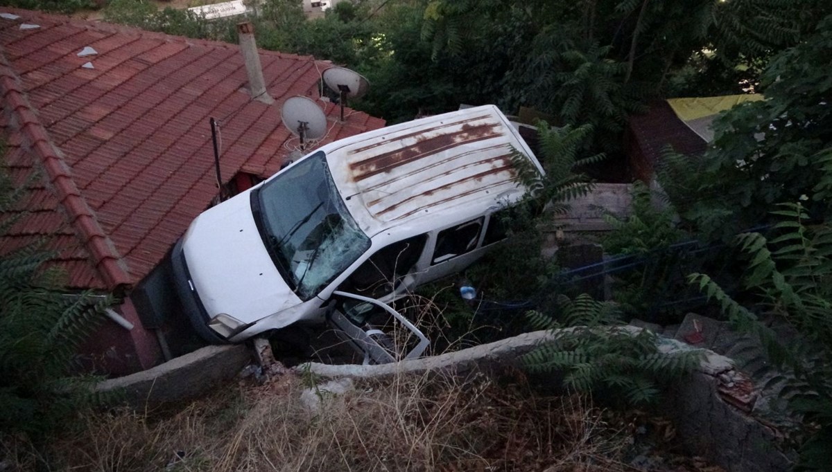  Araç gecekondunun üzerine uçtu, içerde mahsur kaldılar