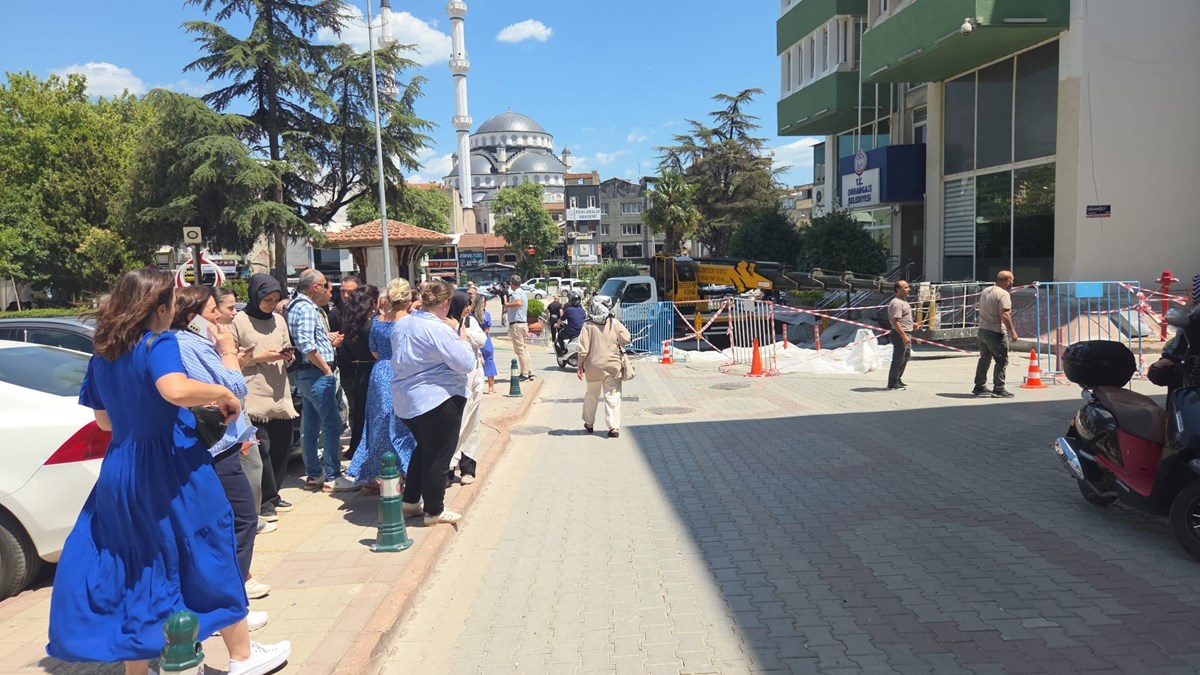 Deprem nedeniyle bazı vatandaşlar binalardan dışarı çıktı.