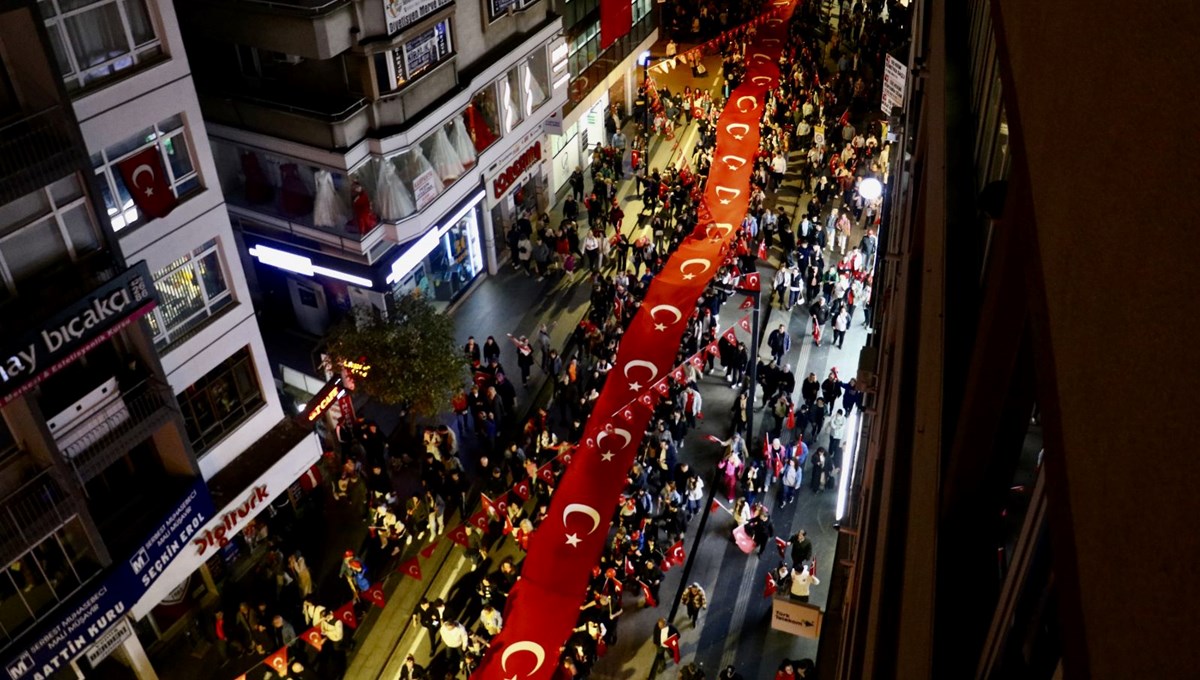 1919 metrelik Türk bayrağıyla fener alayı