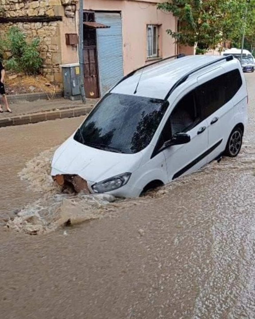 Birçok ilde sağanak ve sel hayatı felç etti: 2 kişi öldü - 9