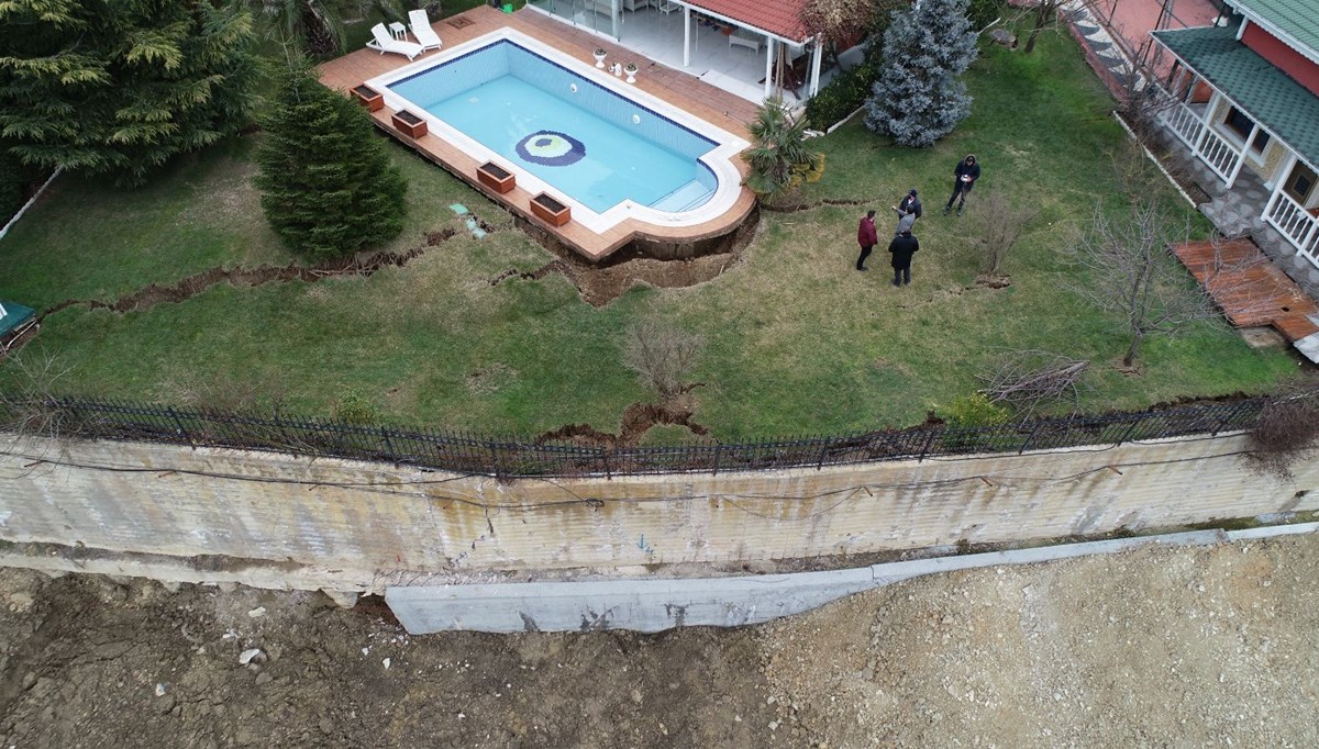 İstanbul'da lüks sitede çökme tehlikesi: Dev yarıklar oluştu