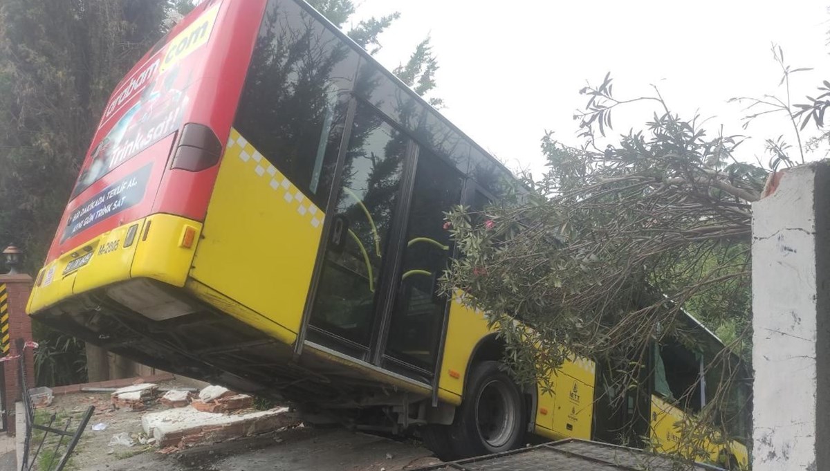 Üsküdar'da İETT otobüsü kaza yaptı