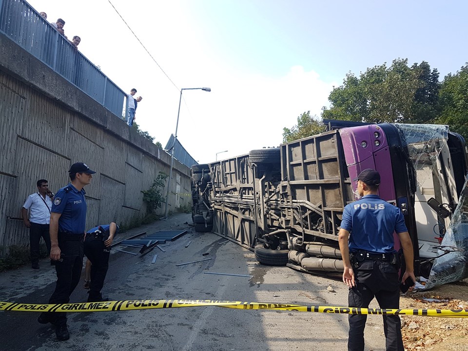SON DAKİKA: Sarıyer'de halk otobüsü devrildi - 1