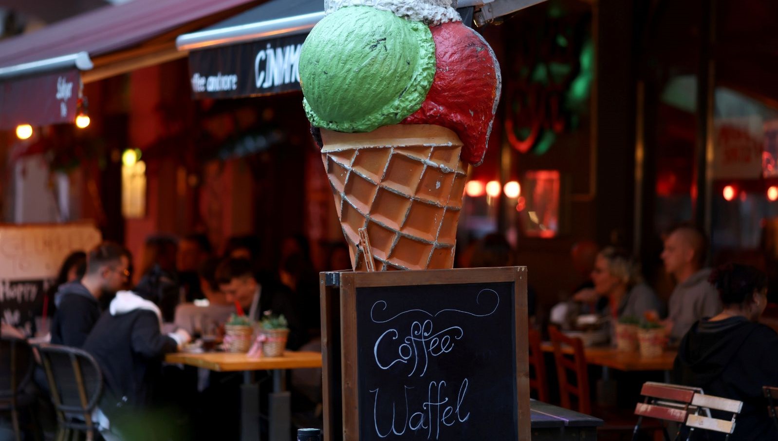 AB'de haftalık Covid-19 vakaları yüzde 64 arttı, en fazla artış gençlerde görüldü