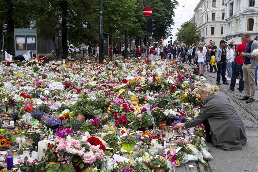 Андерс брейвик остров утёйа. 18 июля 2011. Мемориал погибшим на теплоходе булгария. 18 июля 2011. Катастрофа теплохода булгария 2011.