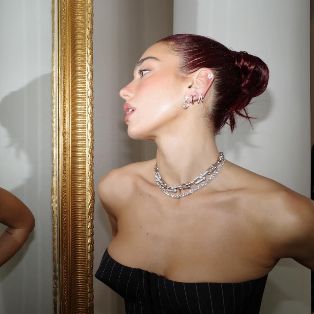 Dua Lipa evleniyor! Ünlü şarkıcı, Callum Turner ile nişanlandı - 10