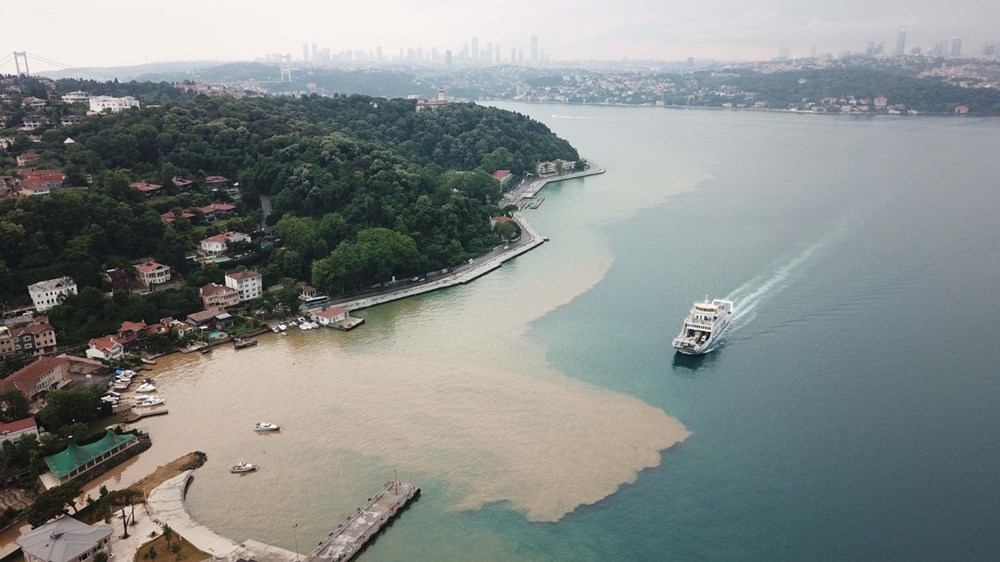 İstanbul'da şiddetli yağış: Yollar göle döndü, boğaza çamurlu su aktı - 2