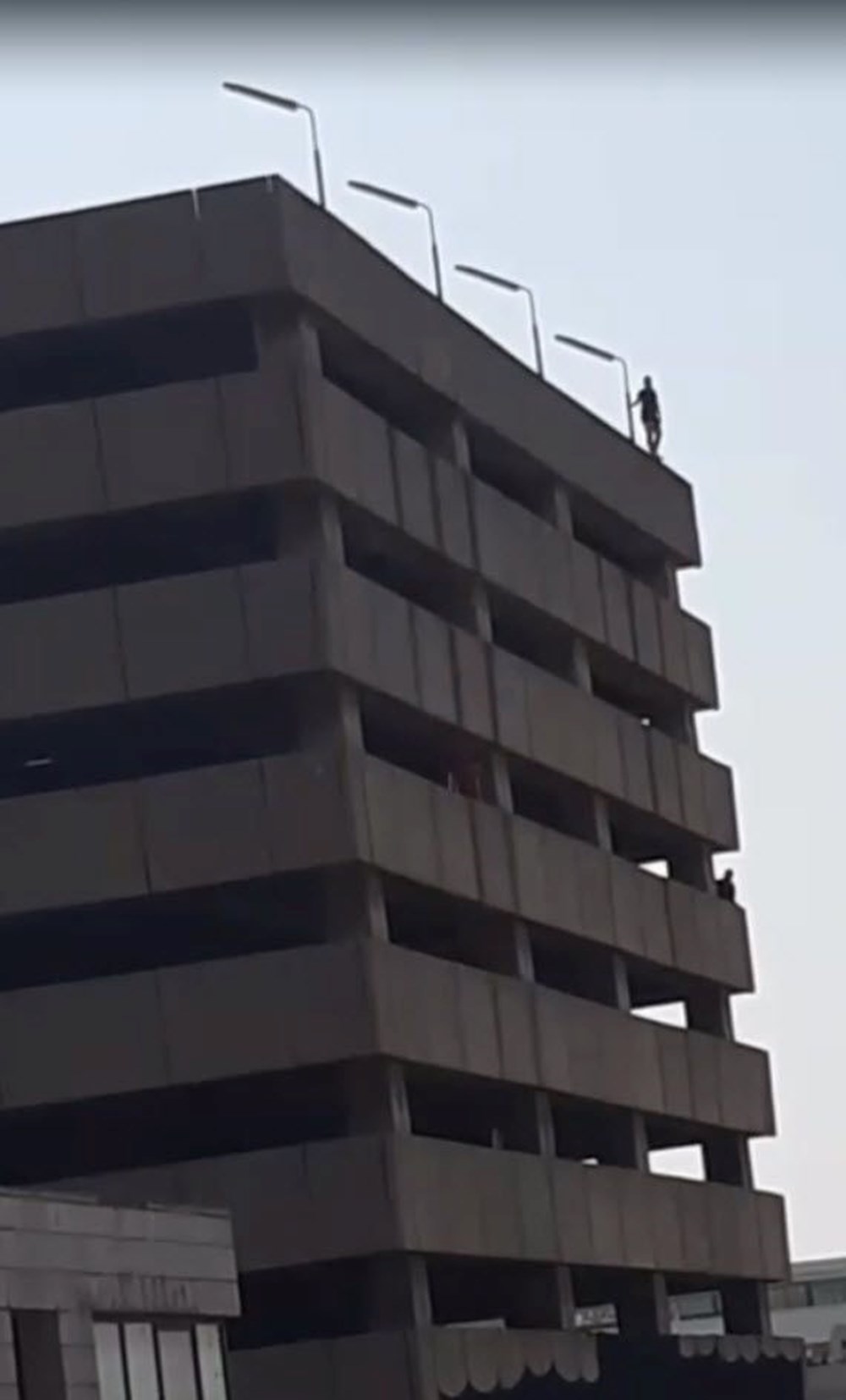 16'ncı kattan kendini aşağıya bıraktı - 1