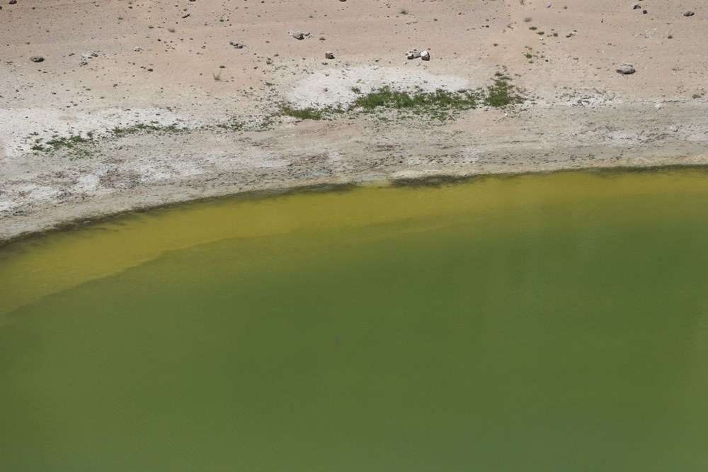 Sivas'ın simgelerinden Kızılçan Gölü'nün suyu çekildi, rengi değişti - 3