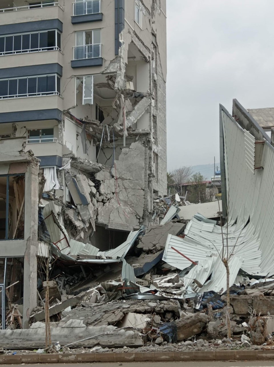 Depremde 42 kişi öldü | Binanın müteahhidi: Yönetmeliklerin çok çok üstünde bir deprem oldu - 1