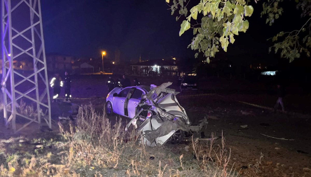 Ağaca çarpan otomobil hurda yığınına döndü: 2 ölü, 2 yaralı Ağaca çarpan otomobil hurda yığınına döndü: 2 ölü, 2 yaralı
