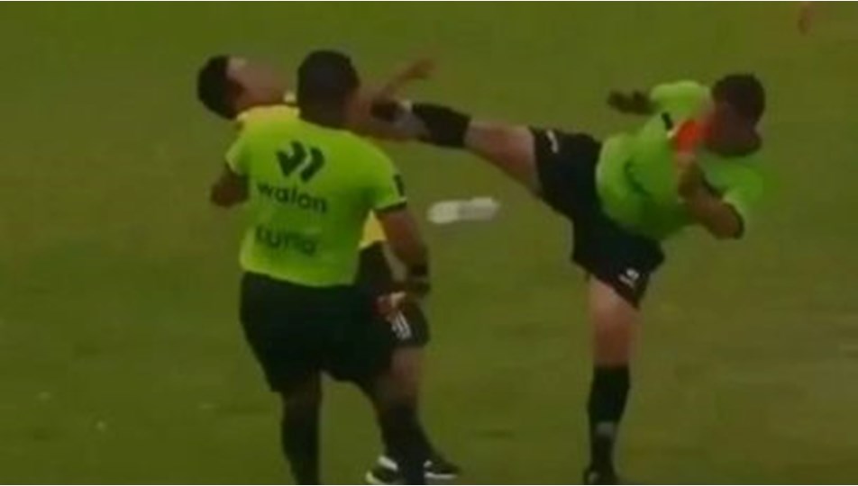 Futbol sahalarında görülmemiş olay: Hakemden antrenöre tekme