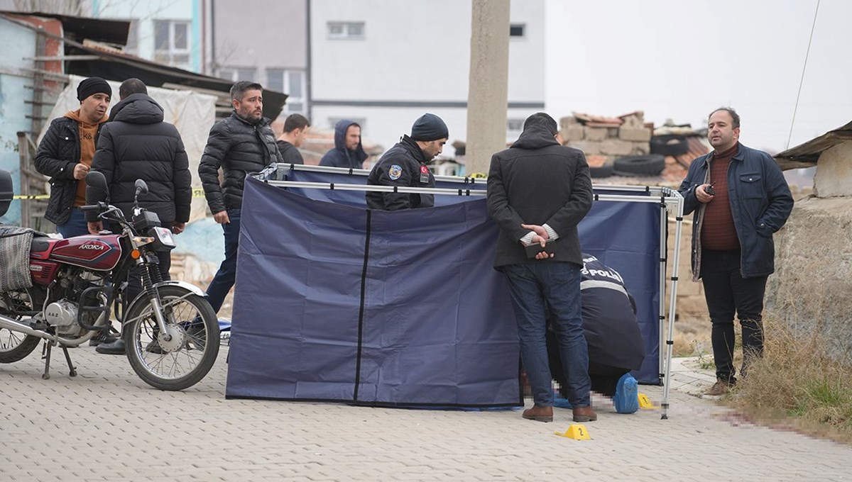 Annesiyle ilişkisi olduğunu düşündüğü kişiyi öldürdü