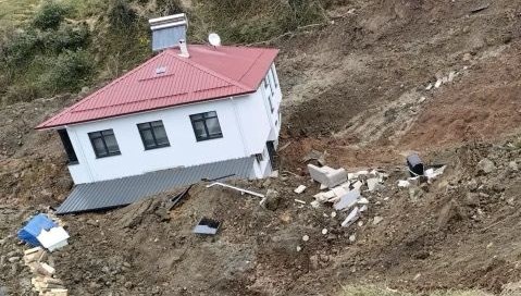 İki katlı ev heyelanda 50 metre sürüklendi