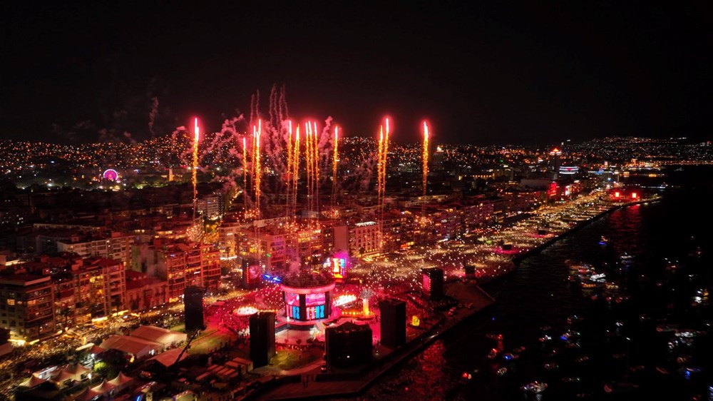 İzmir’de kurtuluş günü coşkusu: Tarkan konserine yüz binlerce kişi akın etti - 7