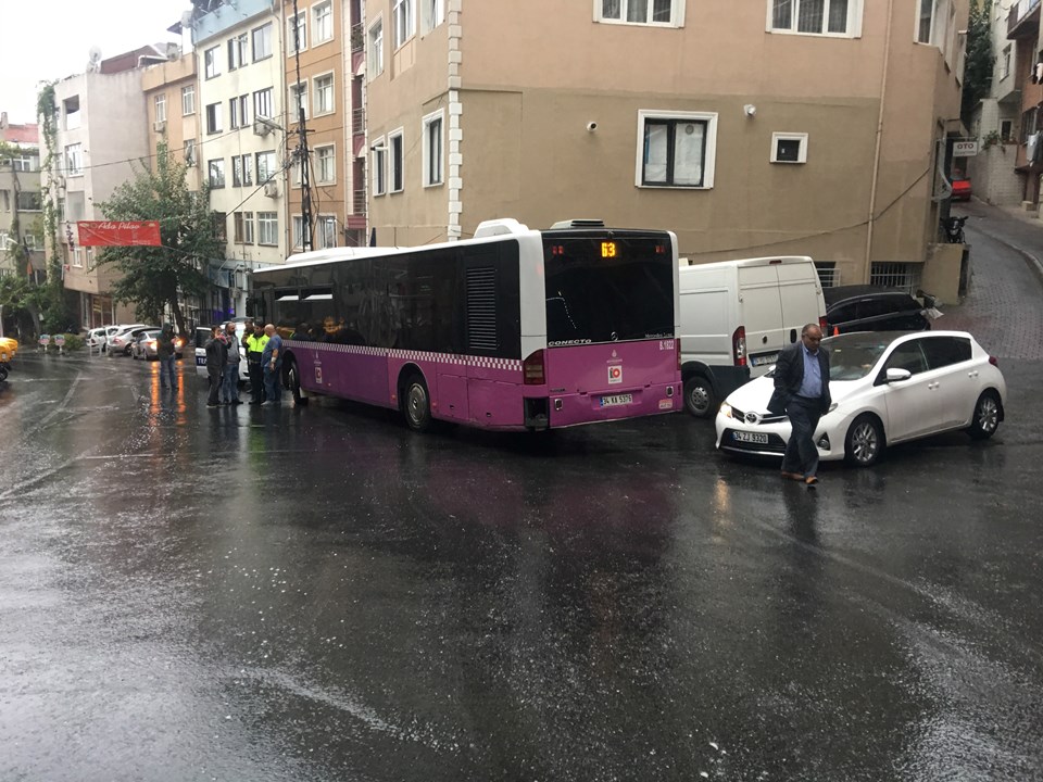 İstanbul Kağıthane'de belediye otobüsü park halindeki araçlara çarptı - 1