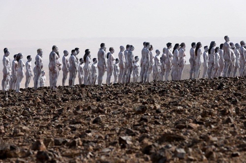 Lut Gölü'nün her yıl bir metre çekilmesine dikkat çekmek için yüzlerce kişi çıplak poz verdi - 11