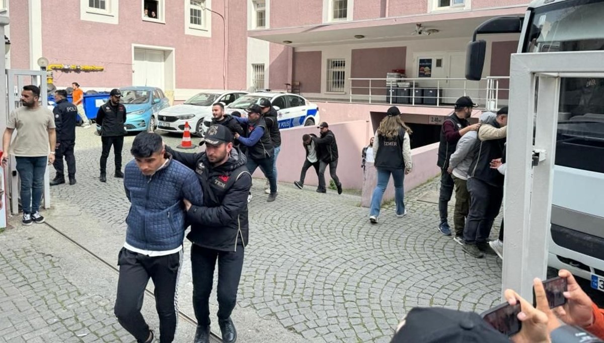 İzmir'de terör propagandası yapan 6 kişi tutuklandı İzmir'de terör propagandası yapan 6 kişi tutuklandı