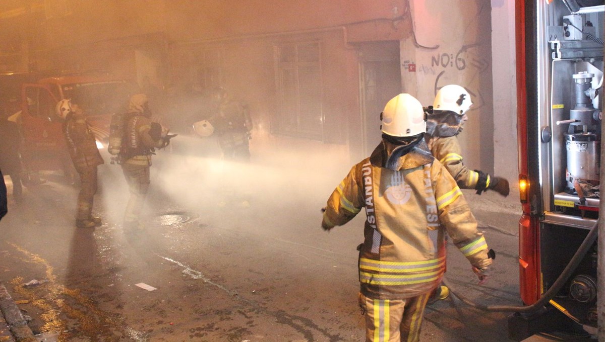 Ev sahibi ile tartışan yabancı uyruklu kişiler, iki evi ateşe verdi