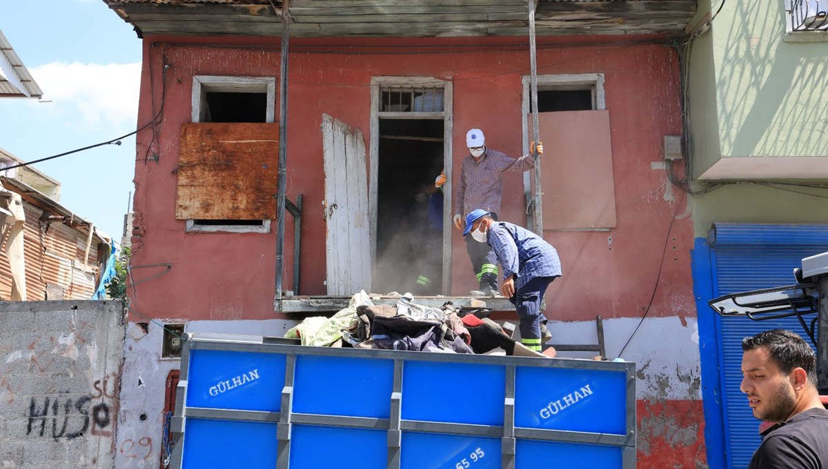 Adana'da metruk evden iki römork çöp çıktı Adana'da metruk evden iki römork çöp çıktı