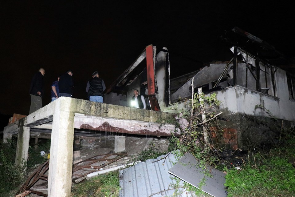 Tek katlı evin içinde alevlerin arasında kalan bir kişi hayatını kaybetti - 1